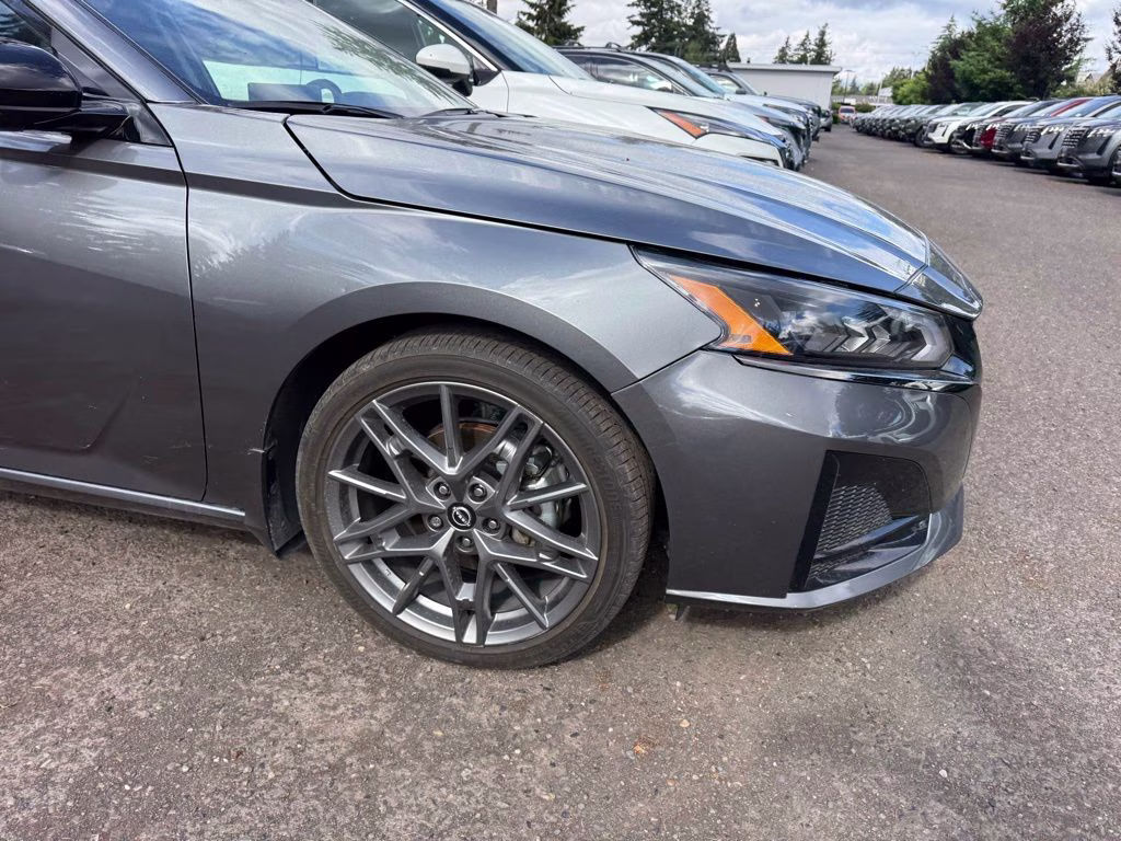 2023 Gun Metallic Nissan Altima 2.0 SR FWD Sedan