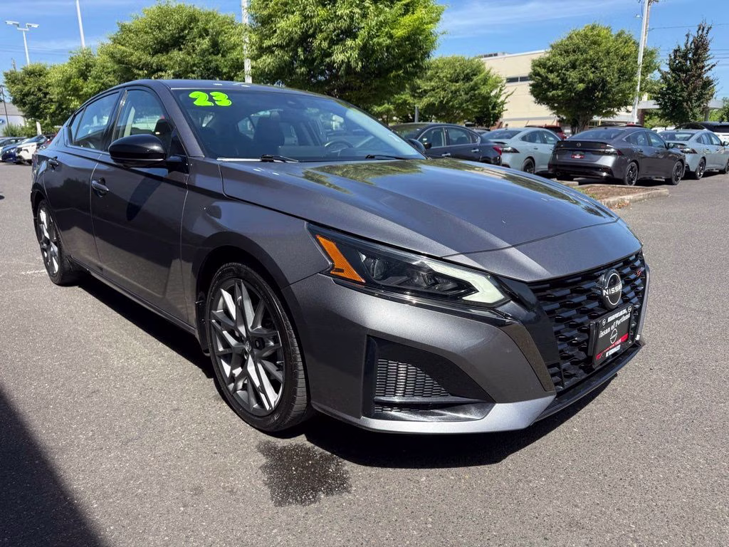 2023 Gun Metallic Nissan Altima 2.0 SR FWD Sedan