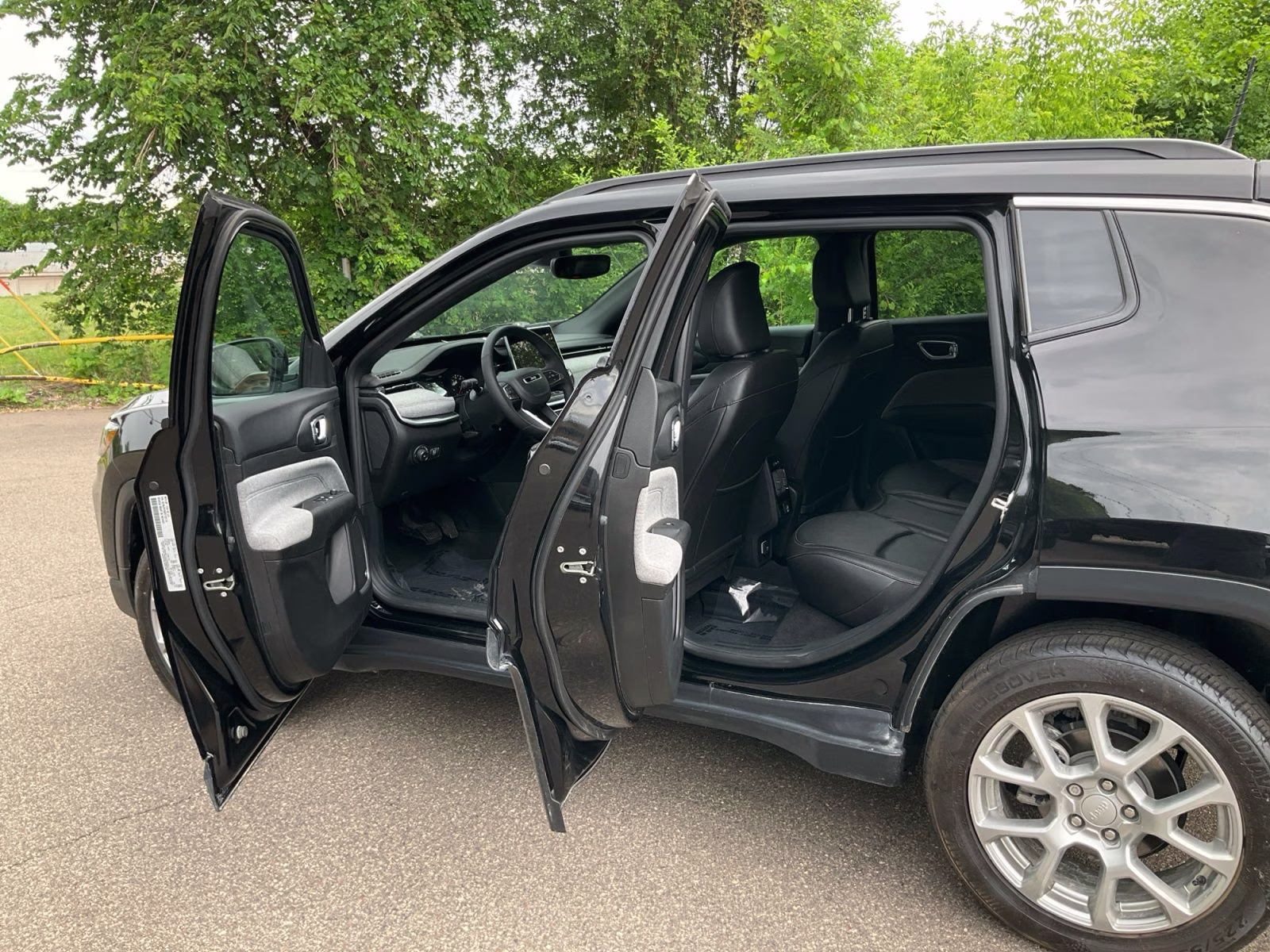 2024 Diamond Black Crystal Pearlcoat Jeep Compass Latitude Lux 4X4 SUV