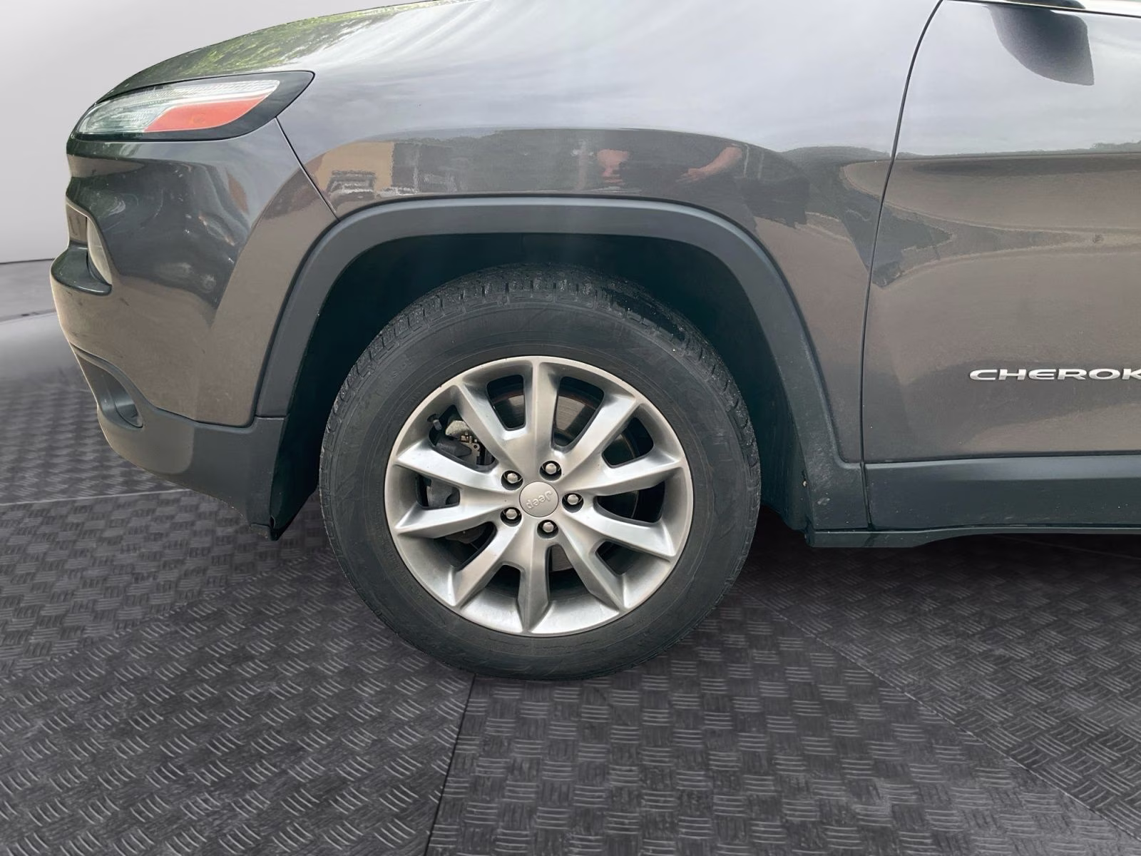 2017 Granite Crystal Metallic Clearcoat Jeep Cherokee Limited 4X4 SUV