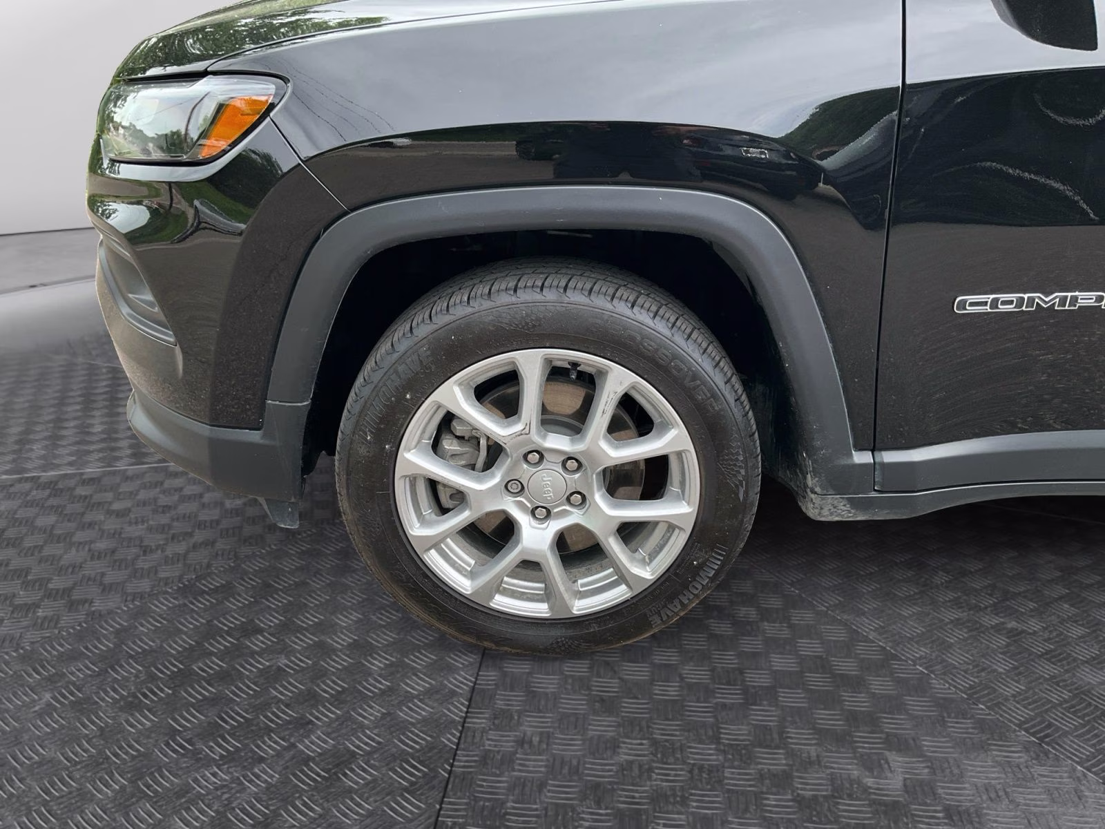 2024 Diamond Black Crystal Pearlcoat Jeep Compass Latitude Lux 4X4 SUV
