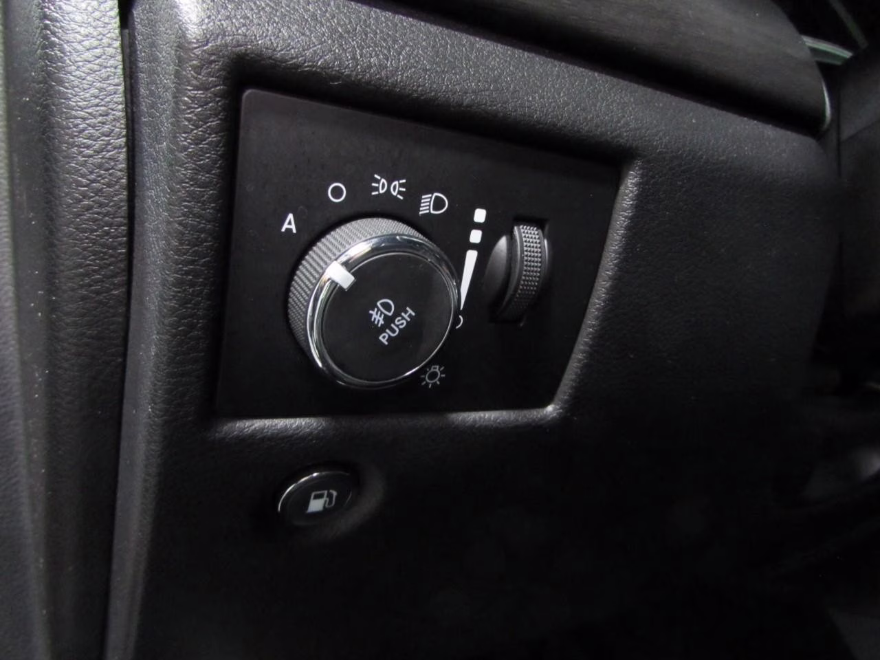 2018 Diamond Black Crystal Pearlcoat Jeep Grand Cherokee 4WD Altitude 4X4 SUV