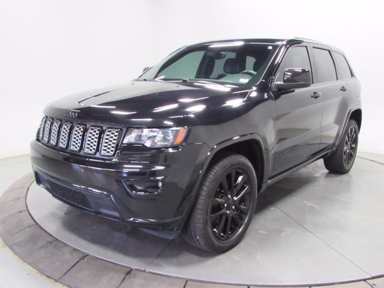 2018 Diamond Black Crystal Pearlcoat Jeep Grand Cherokee 4WD Altitude 4X4 SUV