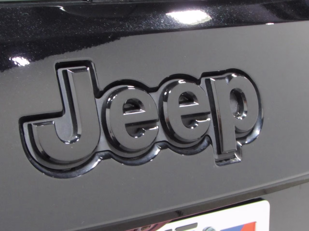 2018 Diamond Black Crystal Pearlcoat Jeep Grand Cherokee 4WD Altitude 4X4 SUV
