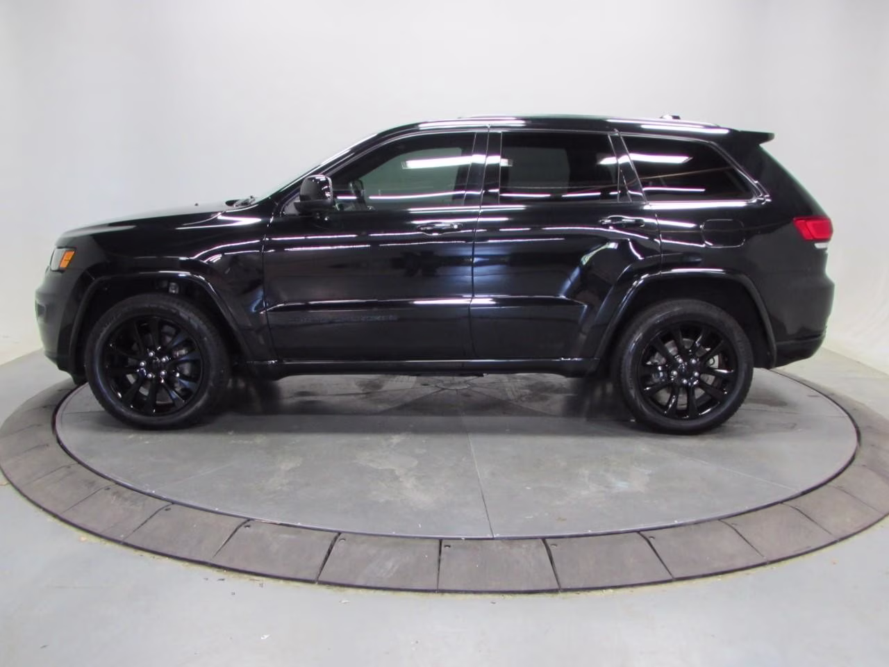 2018 Diamond Black Crystal Pearlcoat Jeep Grand Cherokee 4WD Altitude 4X4 SUV