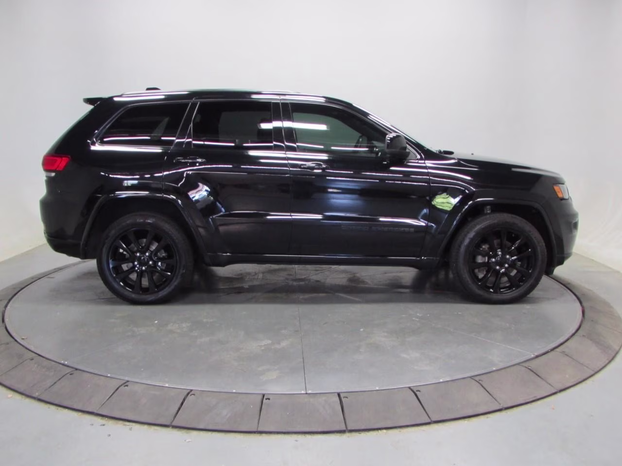 2018 Diamond Black Crystal Pearlcoat Jeep Grand Cherokee 4WD Altitude 4X4 SUV