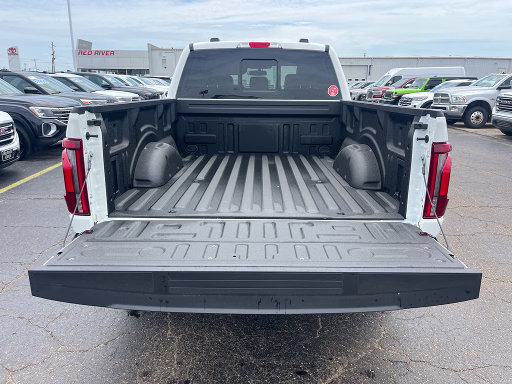 2026 Star White Metallic Tri-Coat Ford F-150 LARIAT 4X4 Truck