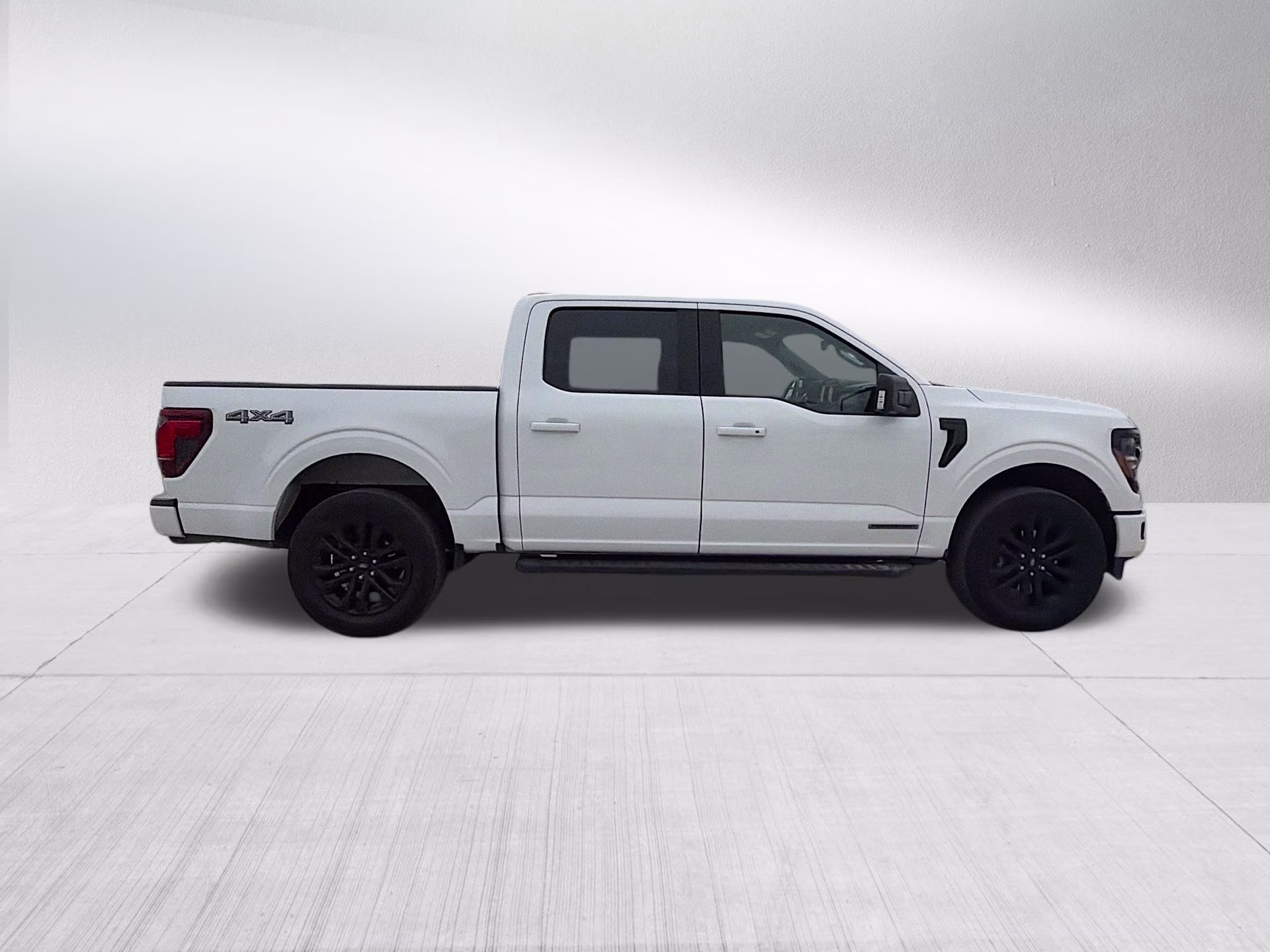 2024 Oxford White Ford F-150 XLT 4X4 Truck
