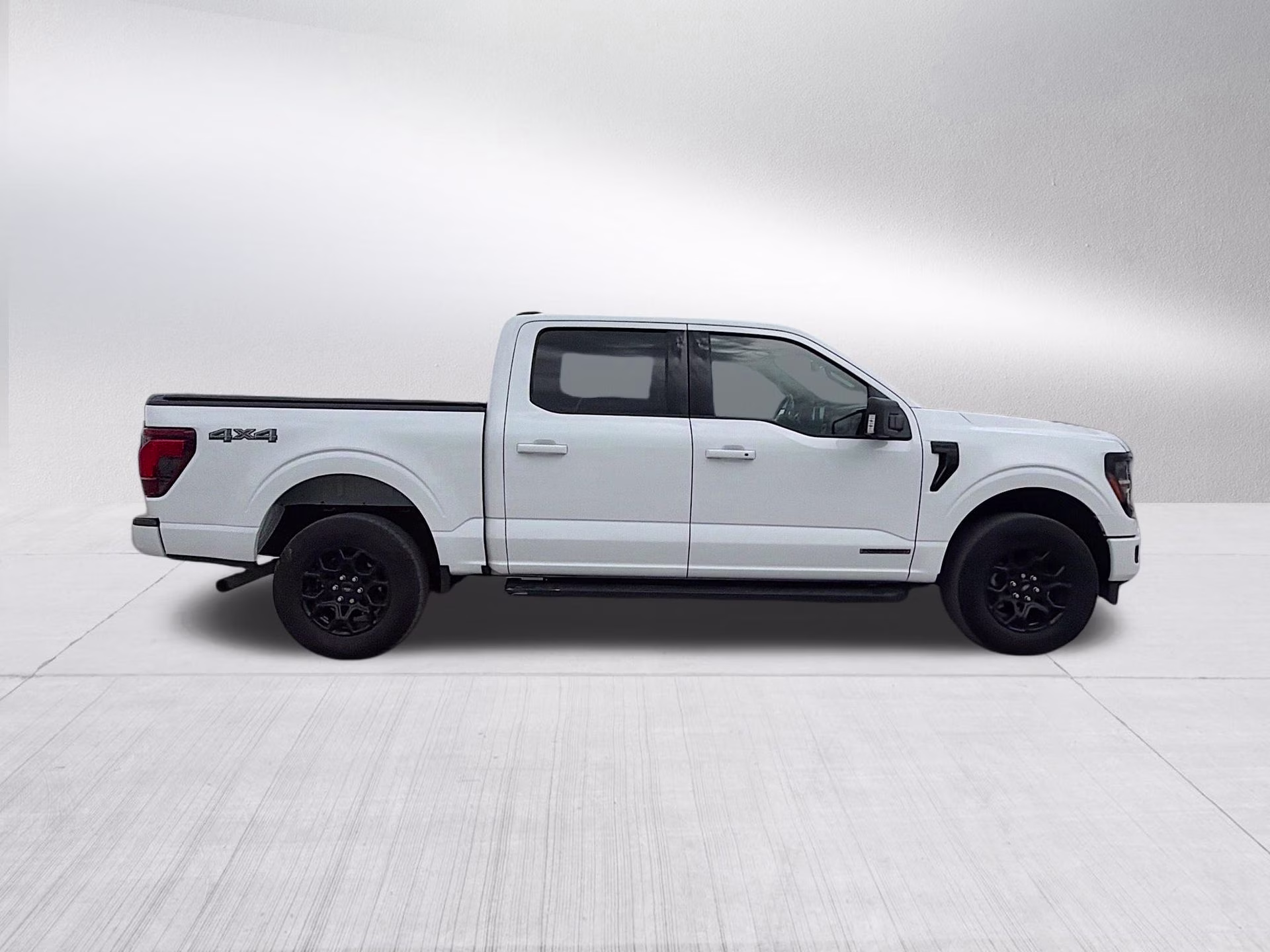 2024 Oxford White Ford F-150 XLT 4X4 Truck