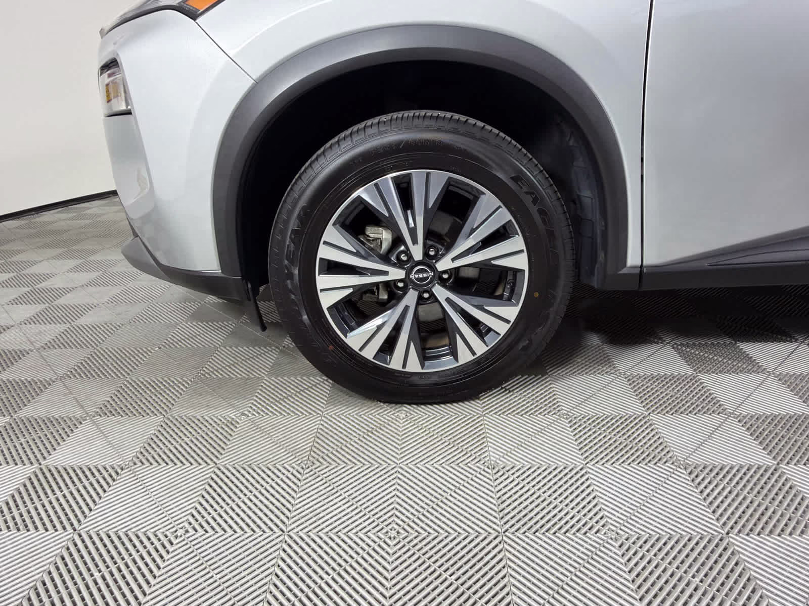 2023 Brilliant Silver Metallic Nissan Rogue SV FWD SUV