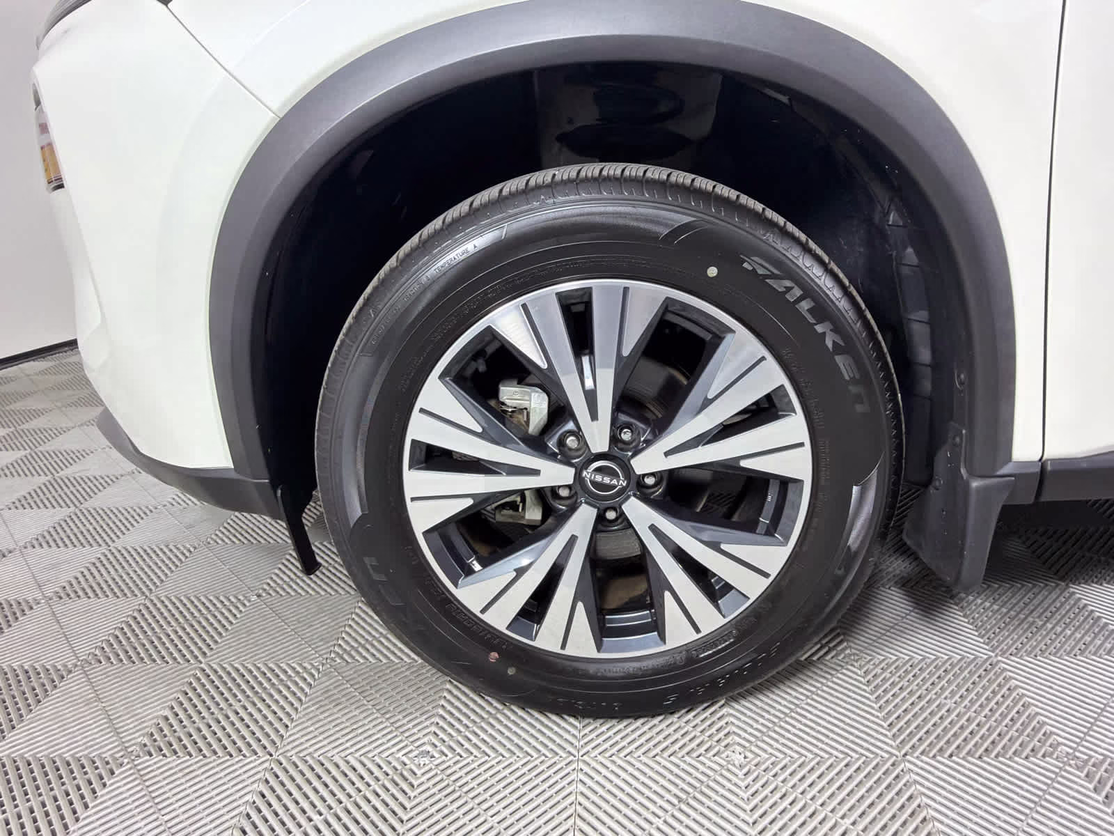 2023 Pearl White Tricoat Nissan Rogue SV FWD SUV