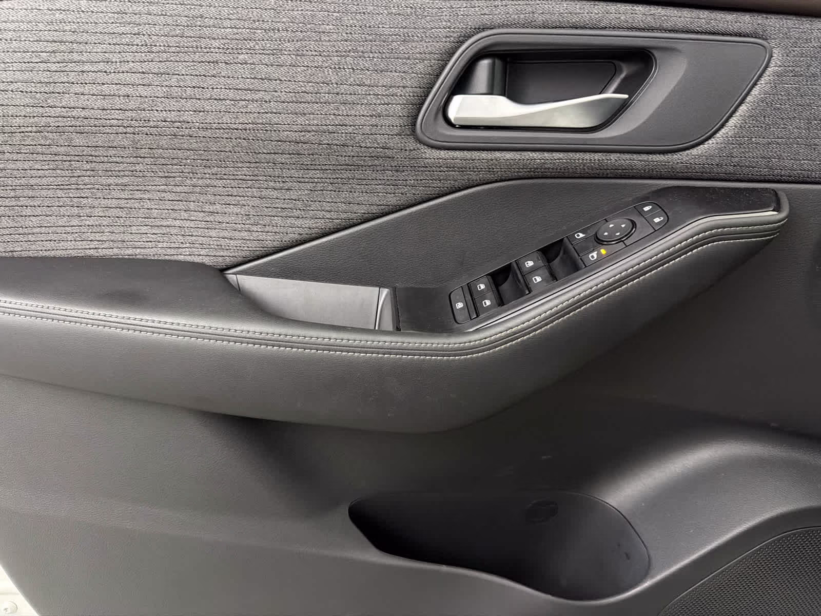 2023 Pearl White Tricoat Nissan Rogue SV FWD SUV