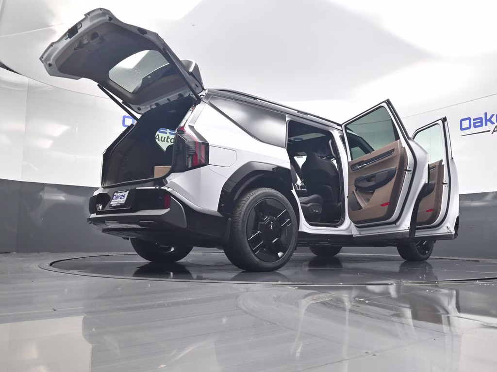 2026 Glacial White Pearl/Ebony Black Roof Kia EV9 GT-Line AWD SUV