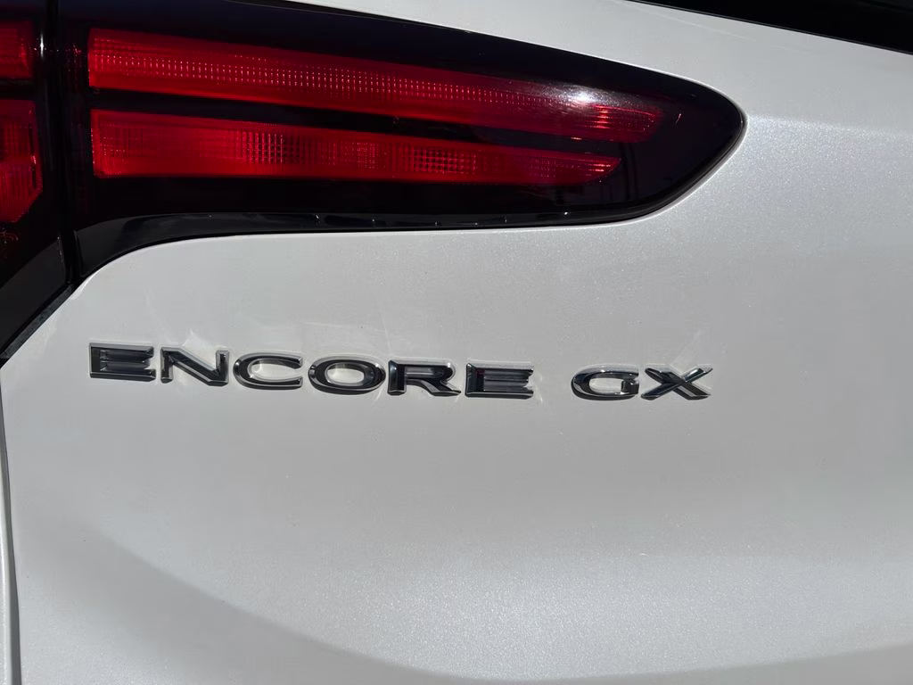 2021 White Frost Tricoat Buick Encore GX Select FWD SUV
