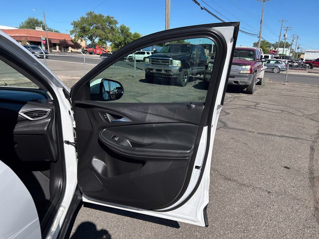 2021 White Frost Tricoat Buick Encore GX Select FWD SUV