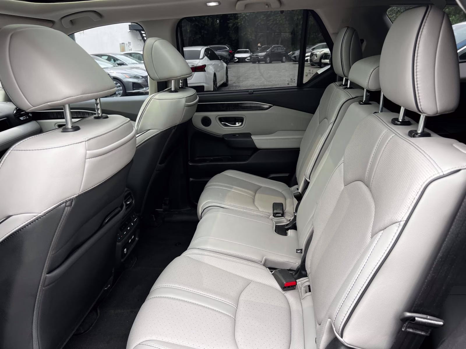 2023 Lunar Silver Metallic Honda Pilot Elite AWD AWD SUV