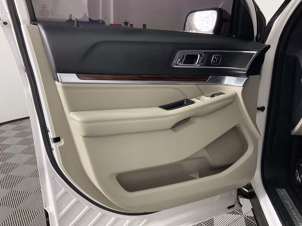 2018 White Platinum Clearcoat Metallic Ford Explorer Limited FWD SUV