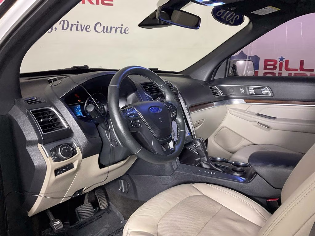 2018 White Platinum Clearcoat Metallic Ford Explorer Limited FWD SUV