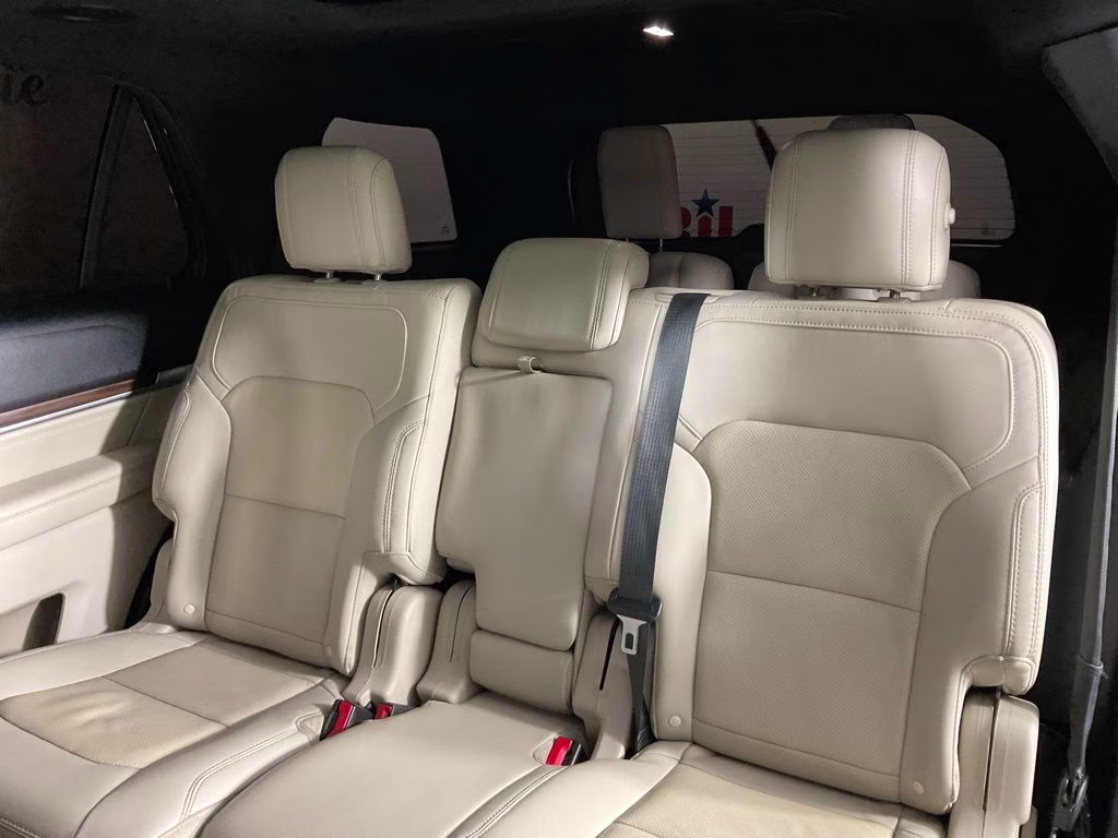 2018 White Platinum Clearcoat Metallic Ford Explorer Limited FWD SUV
