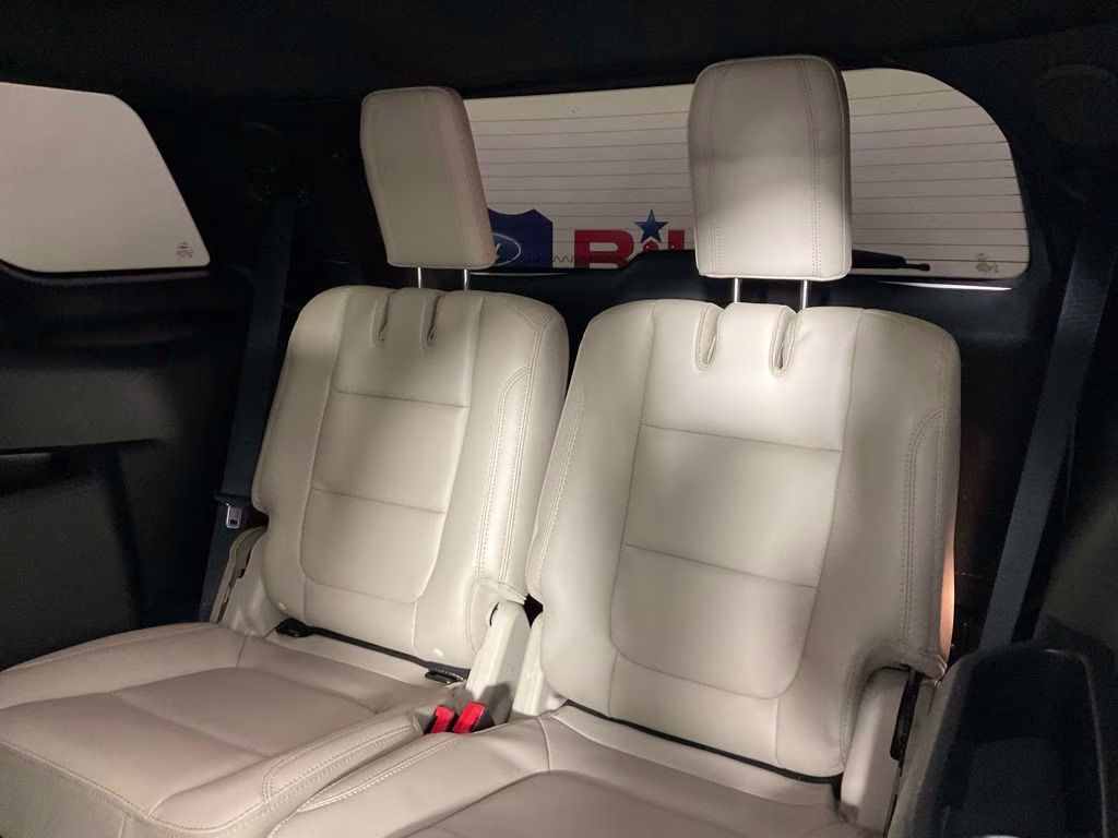 2018 White Platinum Clearcoat Metallic Ford Explorer Limited FWD SUV