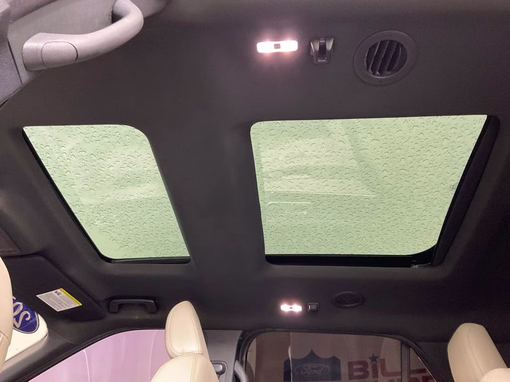 2018 White Platinum Clearcoat Metallic Ford Explorer Limited FWD SUV