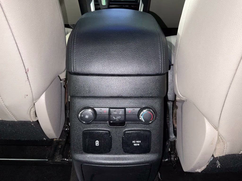 2018 White Platinum Clearcoat Metallic Ford Explorer Limited FWD SUV