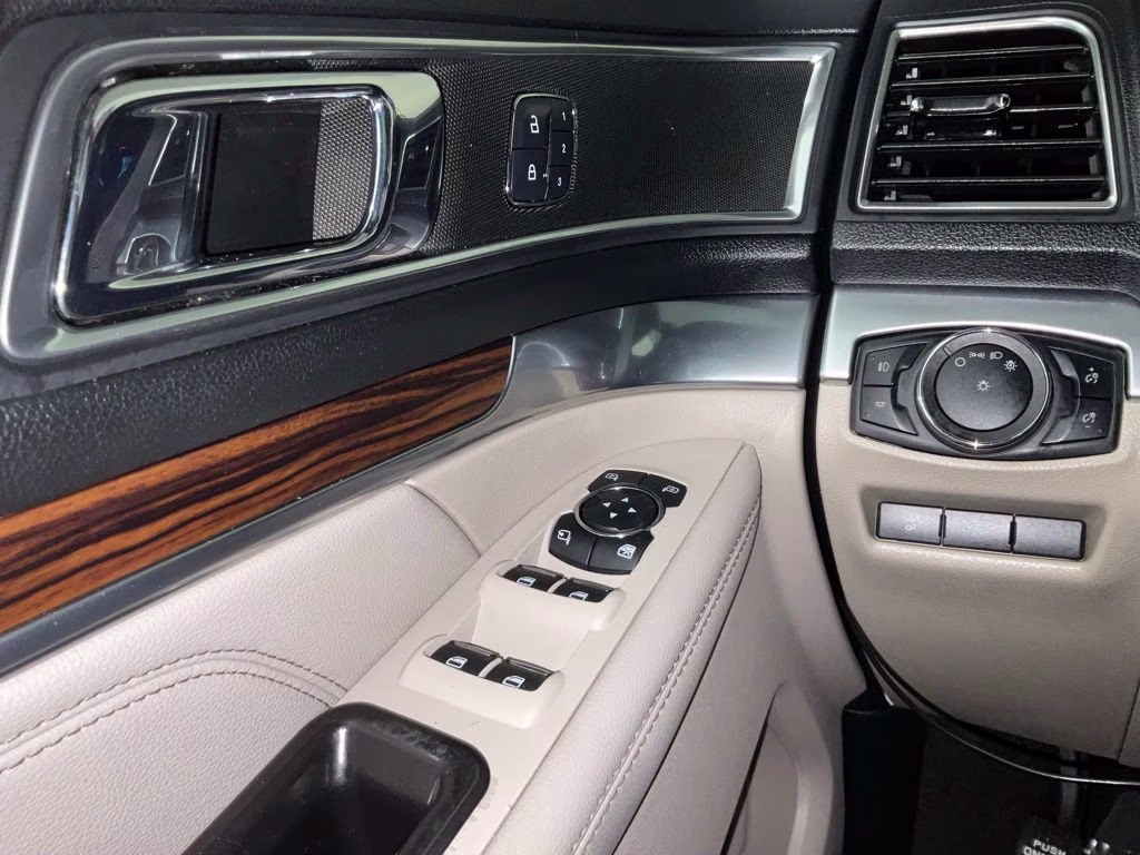 2018 White Platinum Clearcoat Metallic Ford Explorer Limited FWD SUV