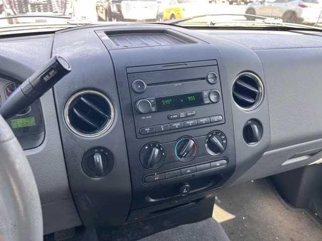 2007 Silver Clearcoat Metallic Ford F-150 XLT 4X4 Truck