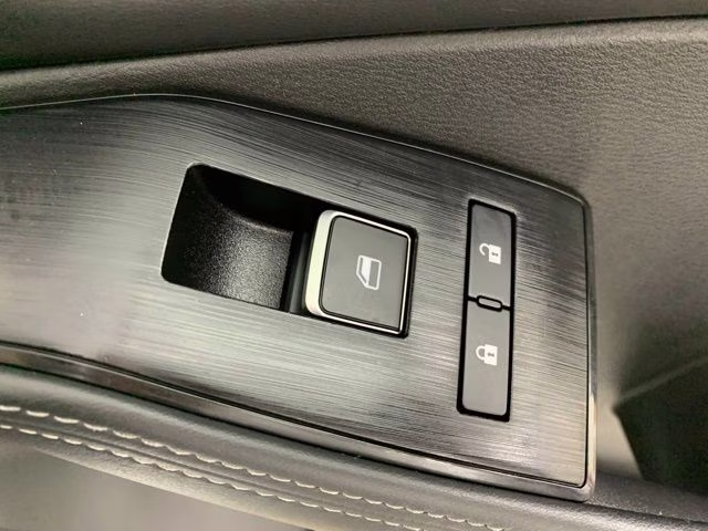 2023 Pearl White Tricoat Nissan Rogue SL AWD SUV