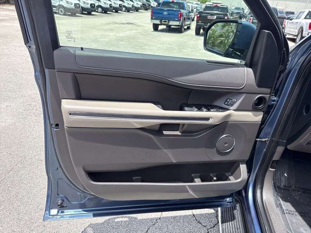 2020 Blue Metallic Ford Expedition XLT RWD SUV