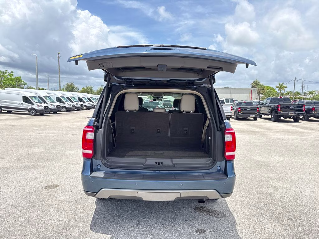 2020 Blue Metallic Ford Expedition XLT RWD SUV