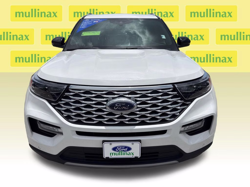 2022 Star White Metallic Tri-Coat Ford Explorer Platinum 4X4 SUV