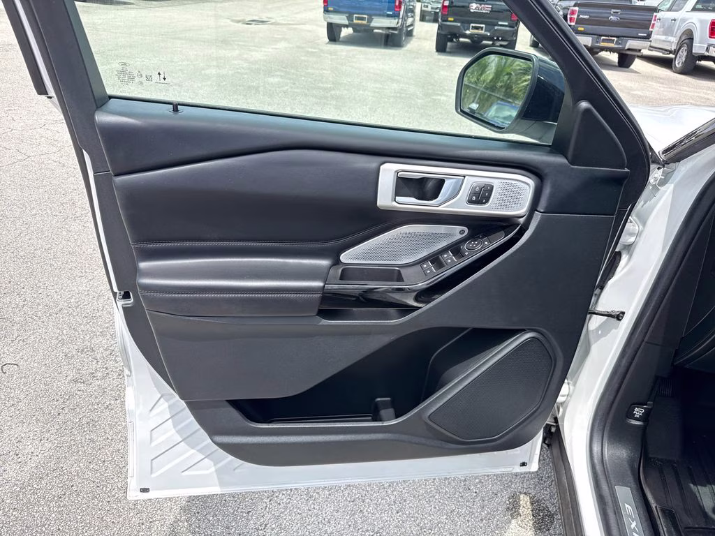 2022 Star White Metallic Tri-Coat Ford Explorer Platinum 4X4 SUV