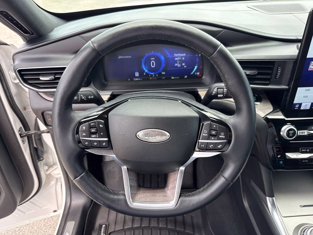 2022 Star White Metallic Tri-Coat Ford Explorer Platinum 4X4 SUV