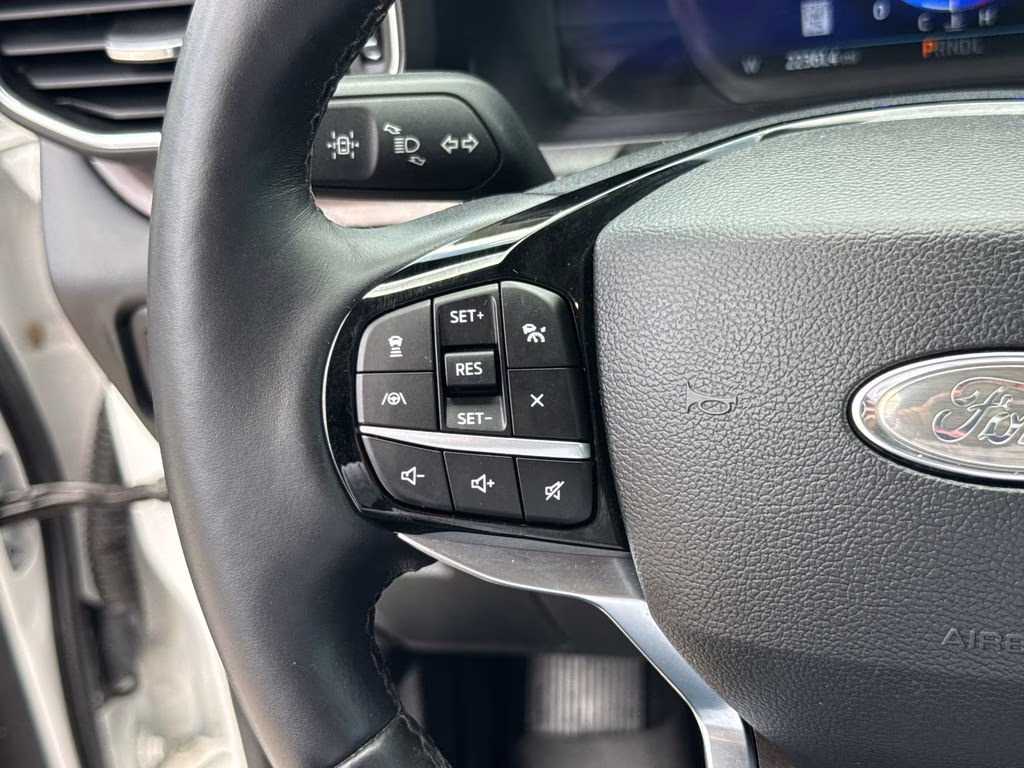 2022 Star White Metallic Tri-Coat Ford Explorer Platinum 4X4 SUV
