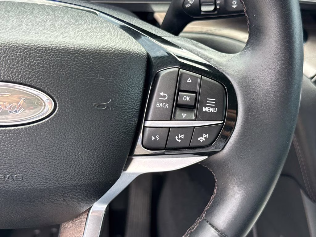 2022 Star White Metallic Tri-Coat Ford Explorer Platinum 4X4 SUV
