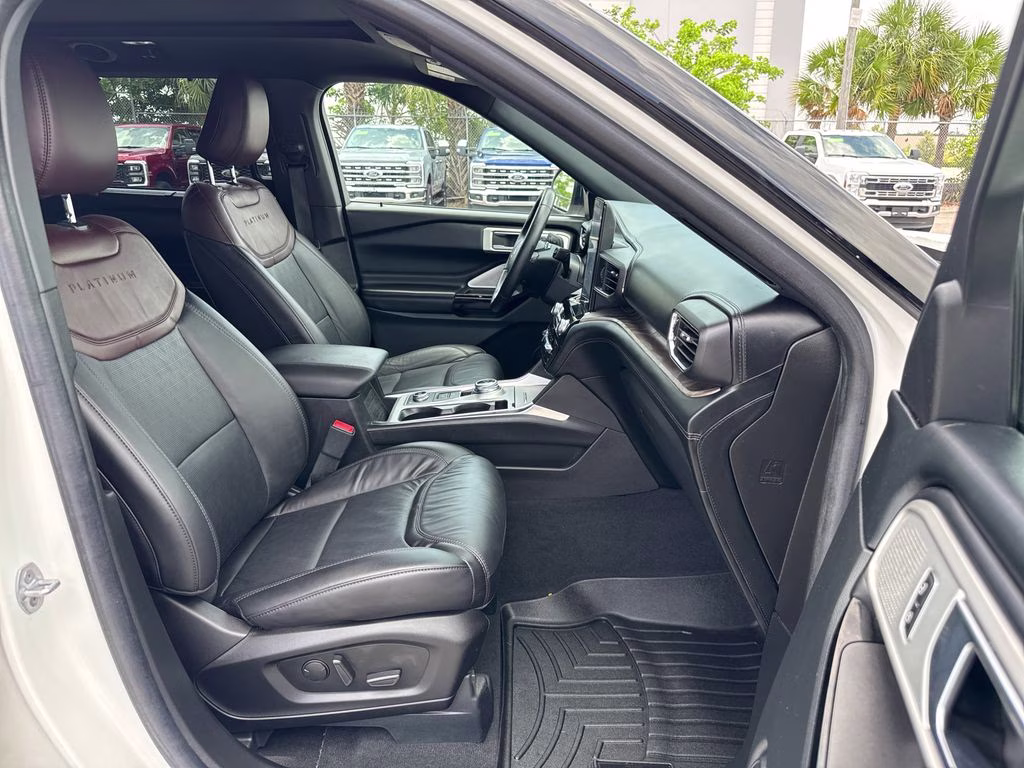2022 Star White Metallic Tri-Coat Ford Explorer Platinum 4X4 SUV