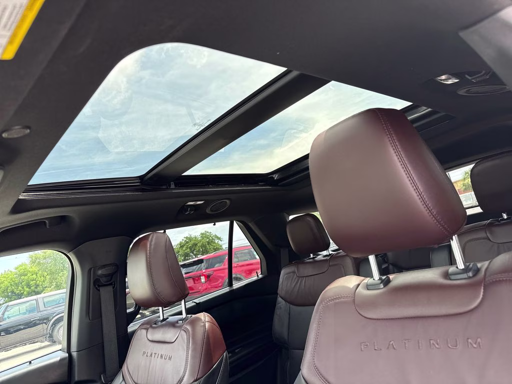 2022 Star White Metallic Tri-Coat Ford Explorer Platinum 4X4 SUV
