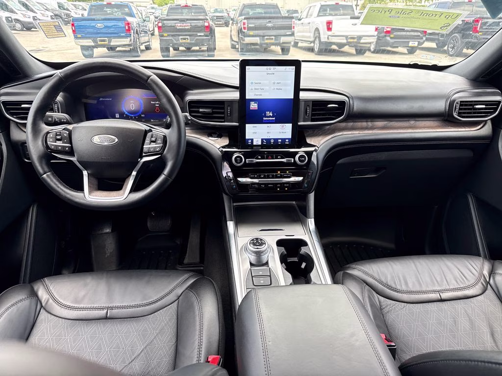 2022 Star White Metallic Tri-Coat Ford Explorer Platinum 4X4 SUV