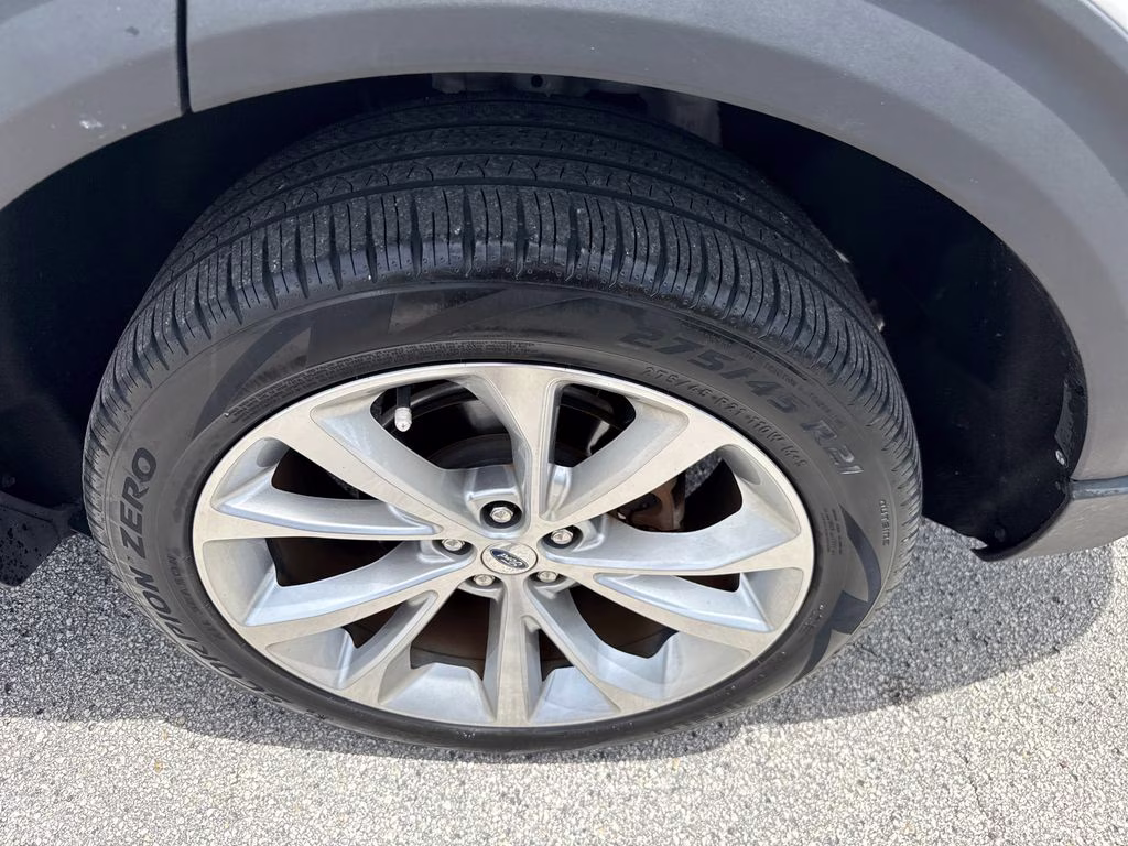 2022 Star White Metallic Tri-Coat Ford Explorer Platinum 4X4 SUV