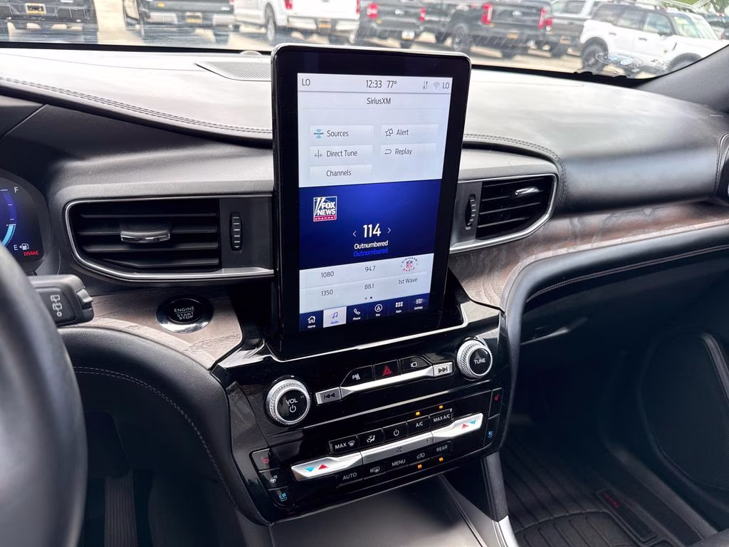 2022 Star White Metallic Tri-Coat Ford Explorer Platinum 4X4 SUV