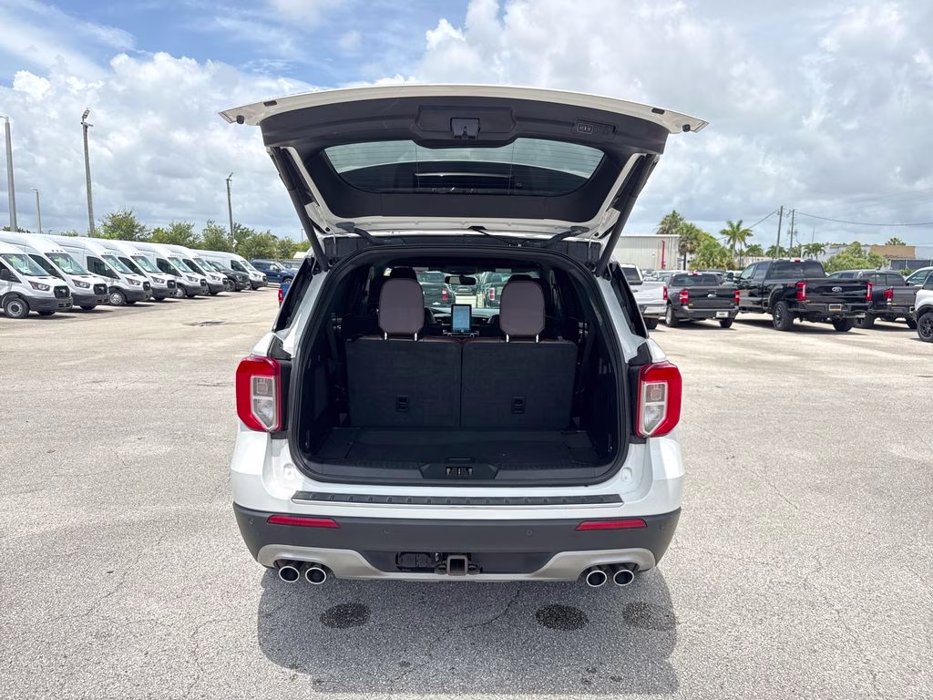 2022 Star White Metallic Tri-Coat Ford Explorer Platinum 4X4 SUV