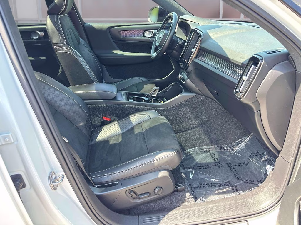 2021 Crystal White Volvo XC40 Recharge Pure Electric P8 AWD SUV