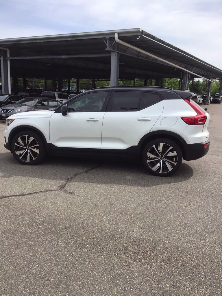 2021 Crystal White Volvo XC40 Recharge Pure Electric P8 AWD SUV
