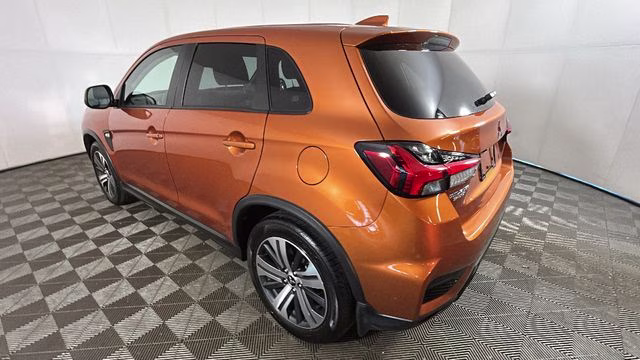 2024 Sunshine Orange Metallic Mitsubishi Outlander Sport 2.0 ES 4X4 SUV