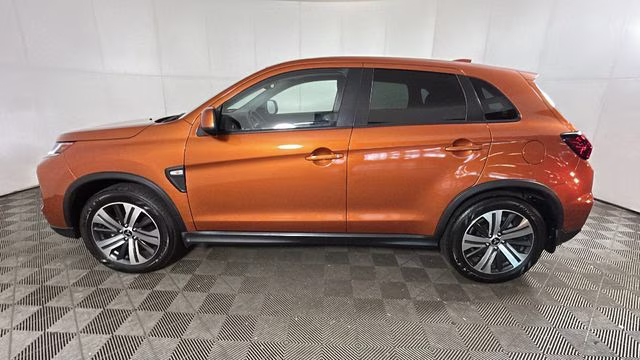 2024 Sunshine Orange Metallic Mitsubishi Outlander Sport 2.0 ES 4X4 SUV