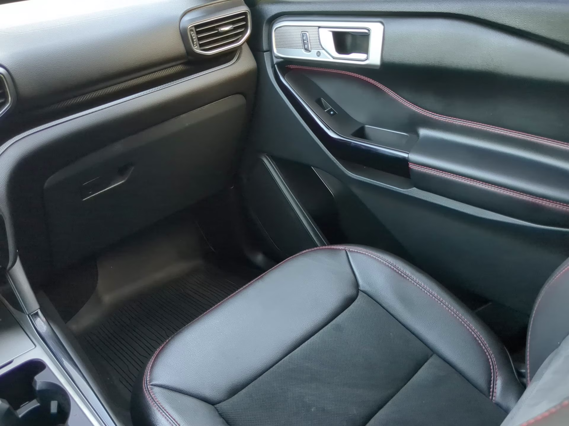 2023 Carbonized Gray Metallic Ford Explorer ST-Line RWD SUV