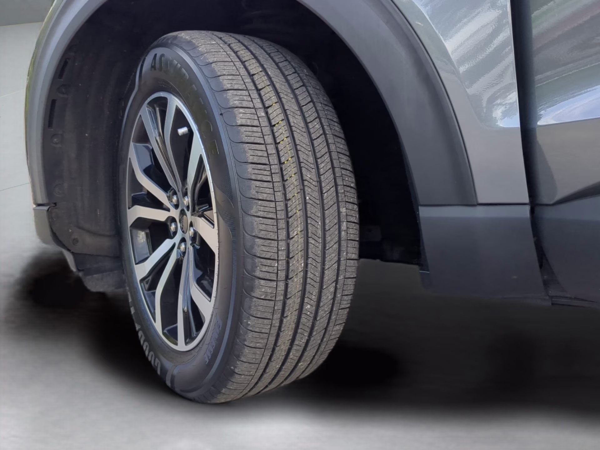 2023 Carbonized Gray Metallic Ford Explorer ST-Line RWD SUV