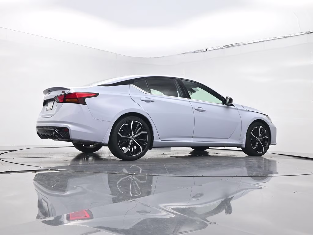 2023 Gray Sky Pearl Nissan Altima 2.5 SR FWD Sedan
