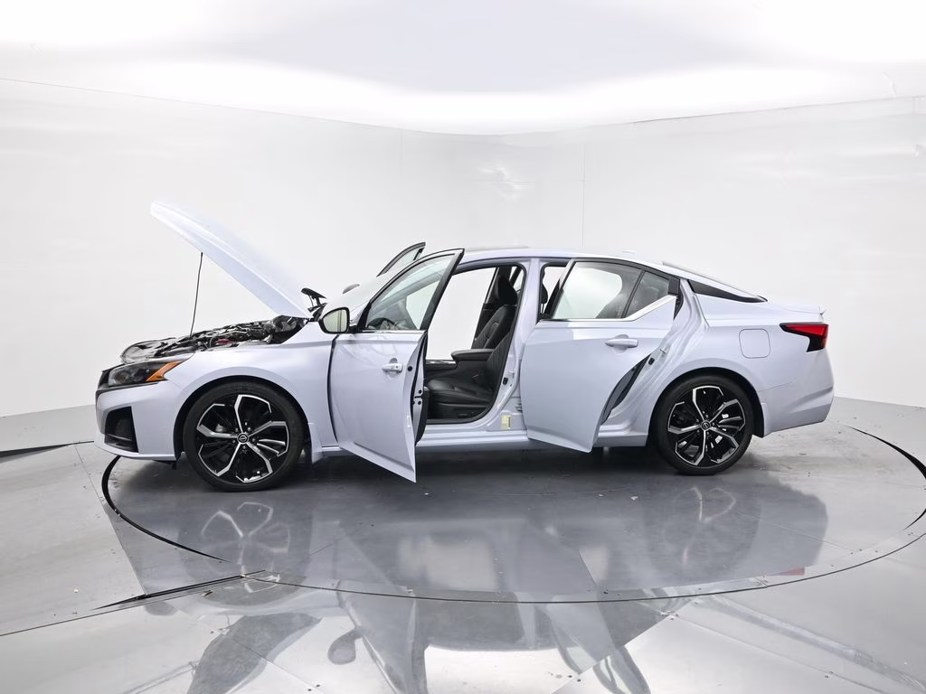 2023 Gray Sky Pearl Nissan Altima 2.5 SR FWD Sedan